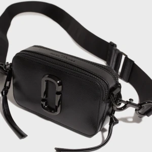 Marc Jacobs väska - Säljer min jättefina Marc Jacobs väska eftersom den aldrig har kommit till användning den är i nyskick och dustbag tillkommer, (nypris 4448kr) kan även tänka mig att byta mot en annan väska. Skriv för egna bilder❤️‍🔥