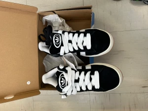 Adidas campus 00s - Helt oanvända Adidas campus 00s. Storlek 43 1/3. Säljer de för 1550. Som sagt Aldirg använda 