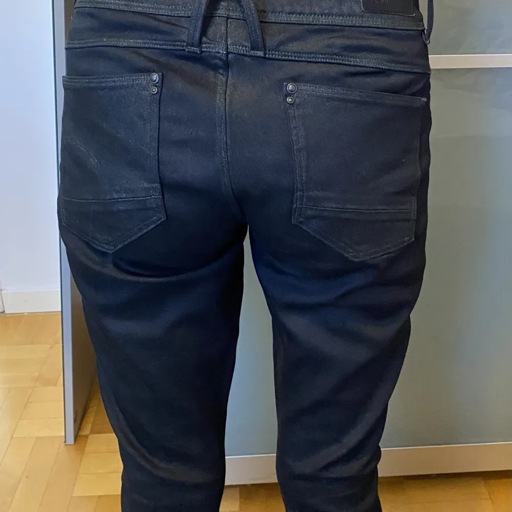 Ett par svarta G-star Raw jeans i stl 29 och längd 30. Jeans & Byxor.