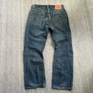 Levis 505  - Vintage levis 505 i fint skick, lite baggy/straight fit! Size 31/30