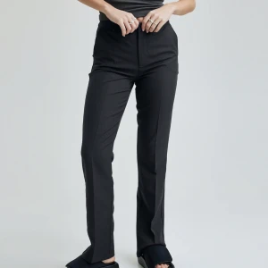 bikbok vilma - Bikboks kostymbyxor vilma i strl 38, väldigt sparsamt använda