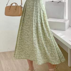 Jätte fin grön kjol använd 2 gånger, ser ut som ny
