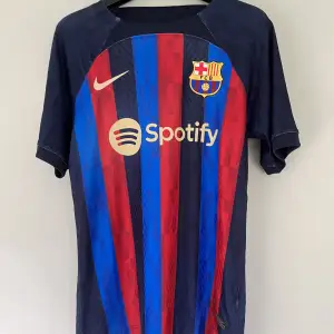 Tröja från Barcelonas ligavinnande säsong 2022/23 med magikern Pedri #8 på ryggen. Tröjan är Playerversion, alltså mycket bra kvalitet. Knappt använd och mycket bra skick. Skriv för fler bilder eller frågor. Strl: M