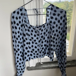 Blus från other stories  - Blus som sitter likt en korsett i midjan. Använd en gång. 