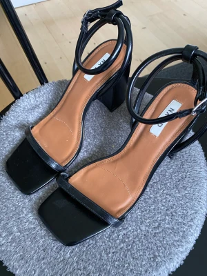 Svarta klackar - Svarta klackskor från NAKD. Använda en gång och i mycket bra skick ☺️