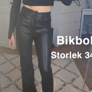 Skinnbyxa Bik Bok - Skinnimitation stl 34 från Bik Bok.  Använda en gång så mkt fina 🌸🌸