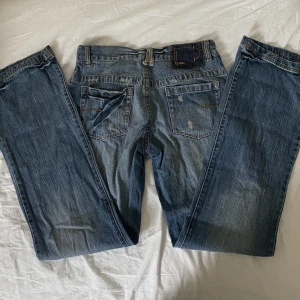 Lågmidjade jeans  - Supersnygga lågmidjade bootcut jeans. Bara att skriva om du har några frågor eller vill ha fler bilder (kan tyvärr inte skicka bild med dem på) Midja:40 cm tvärs över Innerbenslängd:88 cm🌸🌟