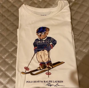 Polo bear by Ralph lauren T-shirt i nyskick! - Polo bear by Ralph lauren T-shirt i nyskick! Sparsamt använd så i mycket gott skick! Passar storlek xs/s dam (Storlek XL barn) Nypris ca 1200kr