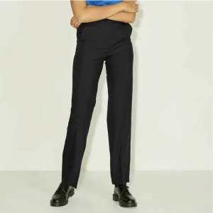 JJXX-tygbyxor - Följ profilen och få 5% i rabatt   Produktens skick:använd endast 1 gång   Storlek: 27x34  Passform: regular fit   För mer info, kontakta mig 😀