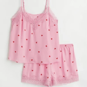 Pyjamas med hjärtan - Säljer nu denna söta pyjamas då den bara ligger hemma hos min pappa och skräpar🥹💘 Den är i nyskick och har inga defekter. Om du vill ha fler bilder är det bara att skriva, men kan dröja lite då jag är hos mamma💘👏 Köparen står för frakten☺️