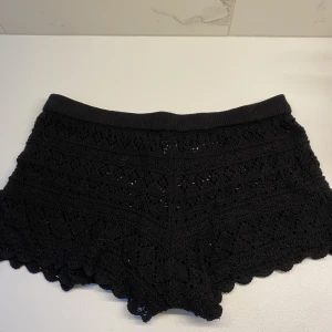 Stickade shorts - Supersköna stickade shorts som inte kommer till användning! Är i M men är väldigt stretchiga så skulle passa L också men även S!