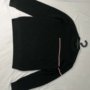 Moncler sweatshirt  - Hej, säljer nu min snygga moncler knitted wool sweater då den inte kommer till användning längre. Tröjan är i bra skick och har knappast används, för mer frågor skriv gärna privat.