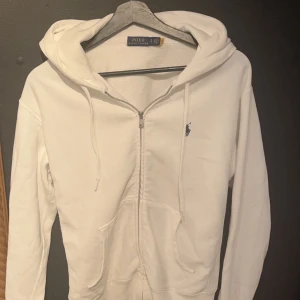 Polo zip  - Skick 10/10 nästan oanvänd Pris kan diskuteras 