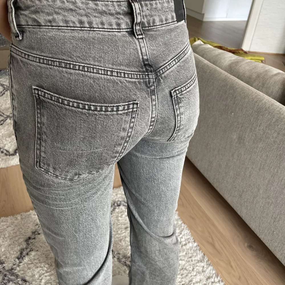 Säljer dessa gråa Mid waist jeansen med lite högre midja💕jeansen passar på någon som är ganska lång och ganska smal då dom sitter ganska tight i midjan❤️jättebra skick då dom inte är använda så många gånger🥰nypris 499. Jeans & Byxor.