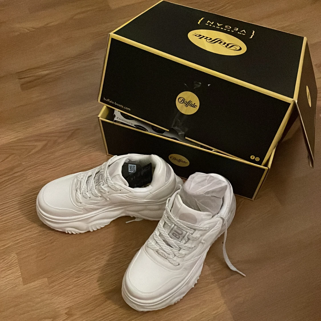 Helt nya vita sneakers 