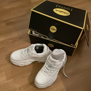 Helt nya vita sneakers  - Säljer mina helt nya vita sneakers aldrig använt nypris 1500 kr