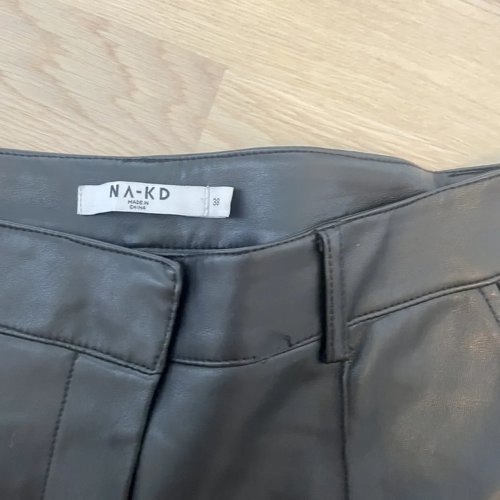 Helt oanvända skinnbyxor från NA-KD ❤️ byxorna är midwist 😍 Pris på hemsida: 699🥰. Jeans & Byxor.