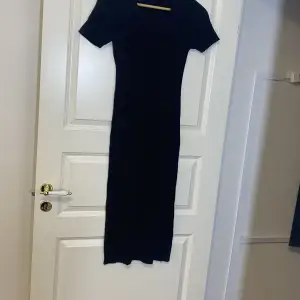 Stickad svart bekväm klänning 