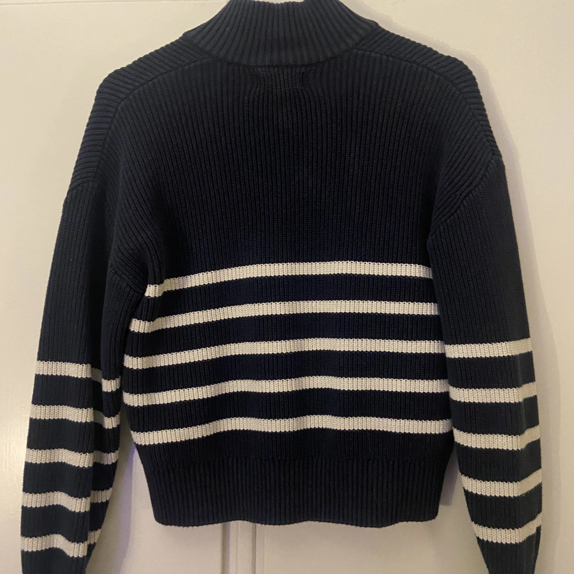 Stickad marinblå tröja - 91