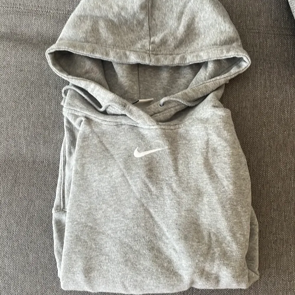 As snygg Nike hoodie i grå köpt för 1000 kr, bra skick men lite nopprig, stor i storleken, storlek s men passar bättre m/l, skriv gärna om du har frågor. Hoodies.