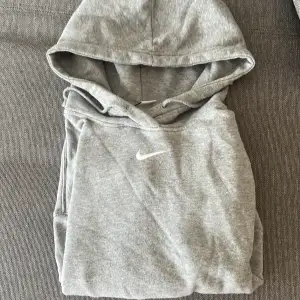 As snygg Nike hoodie i grå köpt för 1000 kr, bra skick men lite nopprig, stor i storleken, storlek s men passar bättre m/l, skriv gärna om du har frågor