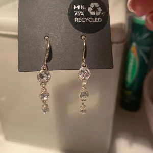 Örhängen  - Fina örhängen från pilgrim! Aldrig använda! Silver! 