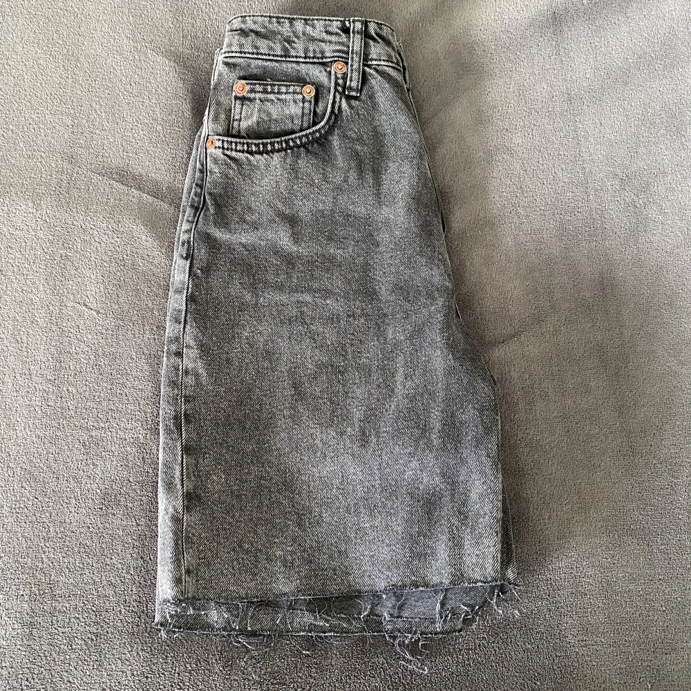 Högmidjade gråa bermuda shorts från Zara i stl 36🖤 De har flera knappar istället för dragkedja! Midja: 33 cm Total längd: 48 cm. Shorts.