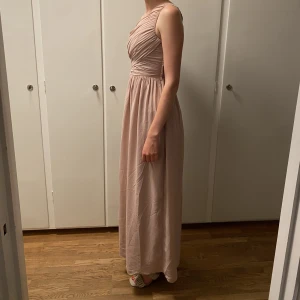 Ljusrosa balklänning - Säljer min gamla balklänning pga för liten i storleken. Från H&M, storlek 36. Ljusrosa, asymmetrisk med två lager tyg i kjolen. Inga fläckar eller revor. Passar superbra in i klädkoden för sittning och bal!  Möts upp i Lund. 