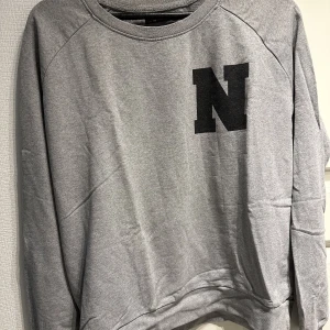 Tröja - Grå tröja. 