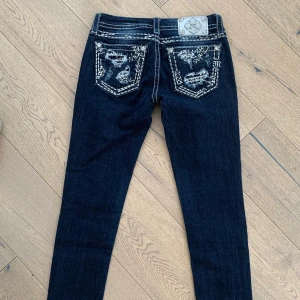 Miss me jeans - Säljer dessa miss me jeans i nyskick. Strl 26. Modell skinny. Lågmidjade. Jag har fler bilder. Kan mötas upp i Stockholm annars står köpare för frakten😊