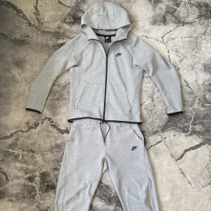 Nike Tech Fleece tracksuit  - Storlek S på både tröjan och byxorna. Skick 9/10. Köptes för 1 år sedan digitalt. Säljs inte längre försten till kvarn! Pris går att diskutera.