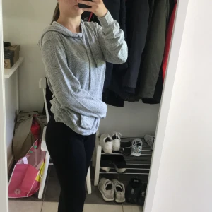 Tunn hoodie - Stor, luftig. Passar för S-M. Skön att ha när det är varmt ute. Knappt använd. Ser ut som ny. Köpt på Stories. Perfekt till sommaren så men bara vill ha långärmad men ingen varm
