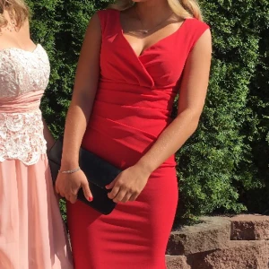 Röd maxi balklänning - Säljer min superfina balklänning🥹❤️ Endast använd en gång så är i superfint skick. Fin röd färg i skönt material, passar 34/36 skulle jag säga. Hör av dig vid frågor!🥰