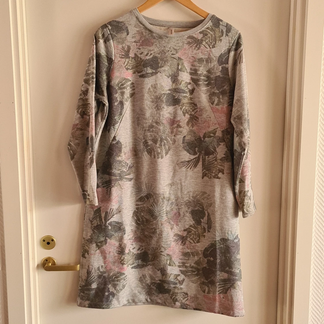 Mjukisklänning storlek medium