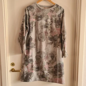 Mjukisklänning storlek medium - Mjukisklänning storlek Medium  Knappt använd 