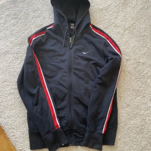 Nike vintage hoodie - sälsyn vintage hoodie av Nike, bra passform och material.