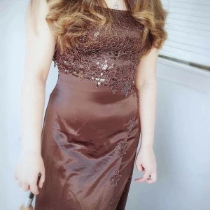 Klänning  - Klänning är i nyskick använd 2 gånger och säljer den för 500kr