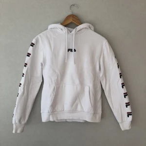 Fila hoodie - Jätte snygg Fila hoodie som jag fick i födelsedagspresent men får inte någon användning för den💞