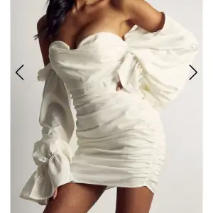 Super snygg och söt vit klänning från misspap i storlek S, helt ny med prislapp och allt✨