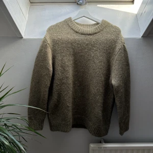 Mörkgrön Stickad Tröja - Mörkgrön stickad tröja från H&M. Superskönt och snygg. Sparsamt använd.