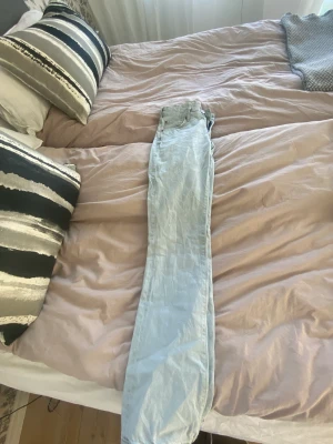 Mid rise jeans - Säljer dessa mid rise straight jeansen ifrån Bikbok. De är använda men i ett gott skick. Storlek 24x32. Säljer då jag inte får användning för de längre. 
