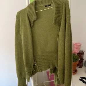 Kofta - En fin figursydd kofta som är väldigt skön att ha på sig! Köpt secondhand 