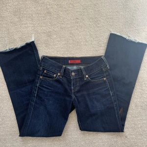 Levis jeans - As coola levis jeans med en målning baktill! Lågmidjade och utsvängda! Inget slitage alls!😋