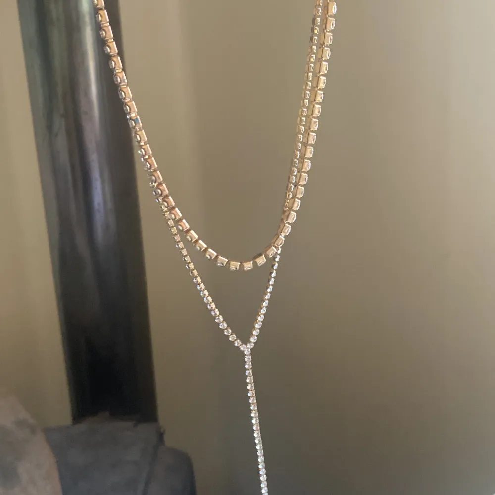 Guld halsband med silver diamanter . Accessoarer.