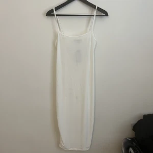Vit klänning slinky material  - Aldrig använd 