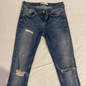 Snygga jeans från Gina tricot med dragkedja nertill på benen som man inte ser på bilderna. Stl 27/30. Endast använda fåtal gånger, nyskick. 