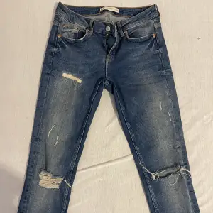 Snygga jeans från Gina tricot med dragkedja nertill på benen som man inte ser på bilderna. Stl 27/30. Endast använda fåtal gånger, nyskick. 