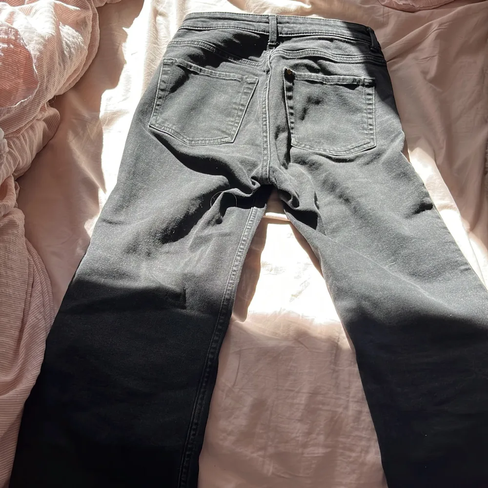 Svarta jeans i storlek 32, aldrig använt, dom är ganska stora på mig som är 149cm lång men skriv privat för mått!❤️. Jeans & Byxor.