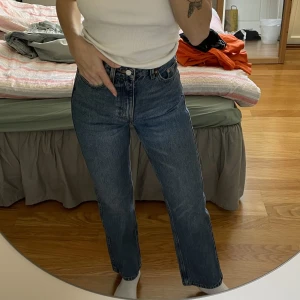 Weekday jeans - Knappt använda. Storlek 26 längd 30. 