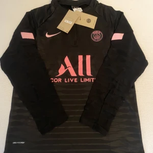 Nike X PSG Tracksuit - Ett sprillans nytt Nike X PSG tracksuit. Funkar både för pojkar och flickor mellan åldrar 12-14 år och är helt oanvänd. Säljs pågrund av att den ej passa lillebrorsan och tagsen sitter kvar. Fraktas only!
